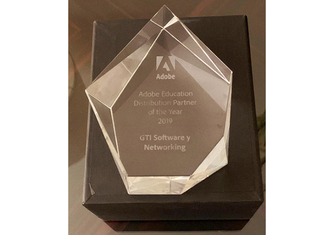 Foto GTI recibe de la mano de Adobe el premio al distribuidor Educativo 2019.